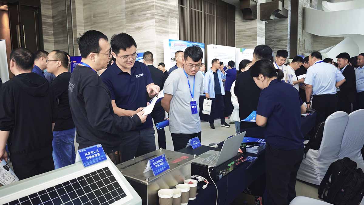 数字赋能石化电缆运维，合乐HL8智能青岛展会获瞩目-向参展访客介绍产品