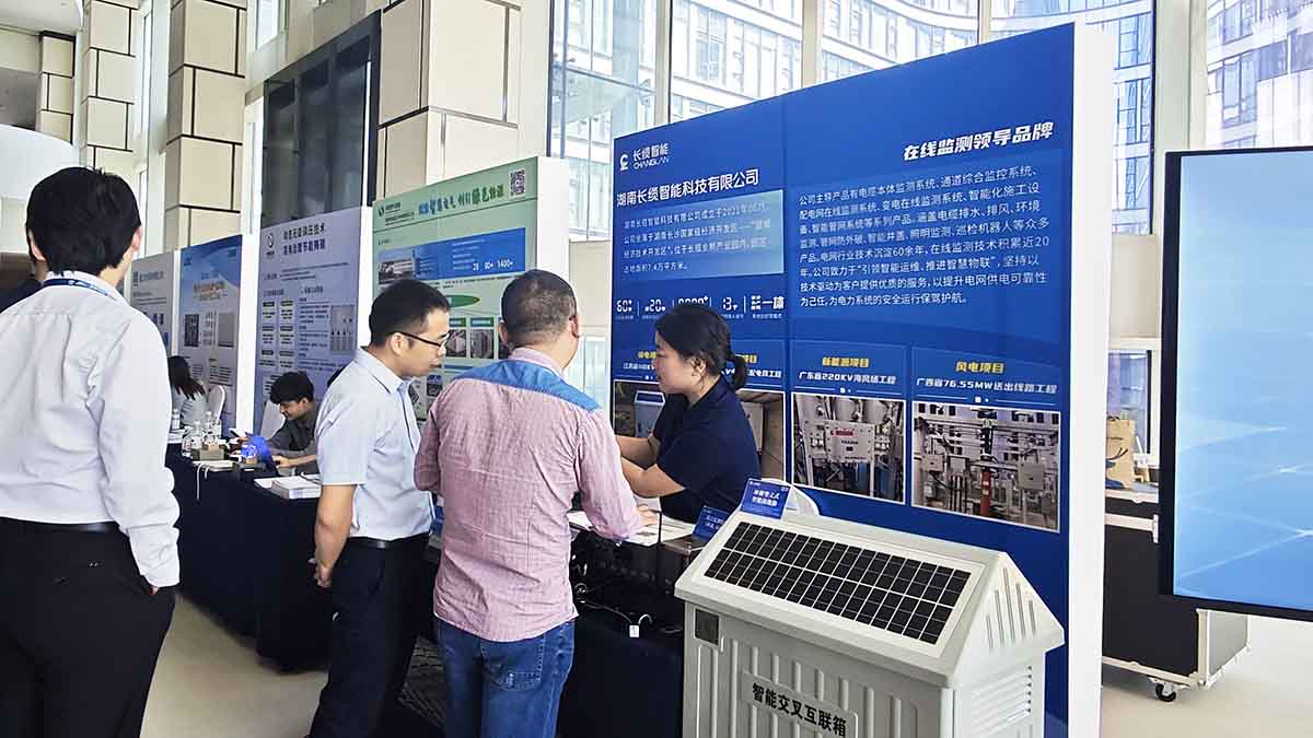 数字赋能石化电缆运维，合乐HL8智能青岛展会获瞩目-与意向客户交流