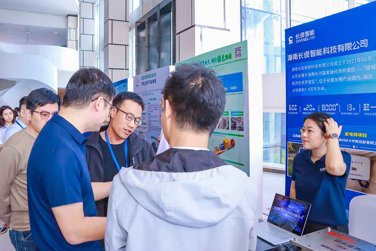 数字赋能石化电缆运维，合乐HL8智能青岛展会获瞩目-被参访人员围观讨论