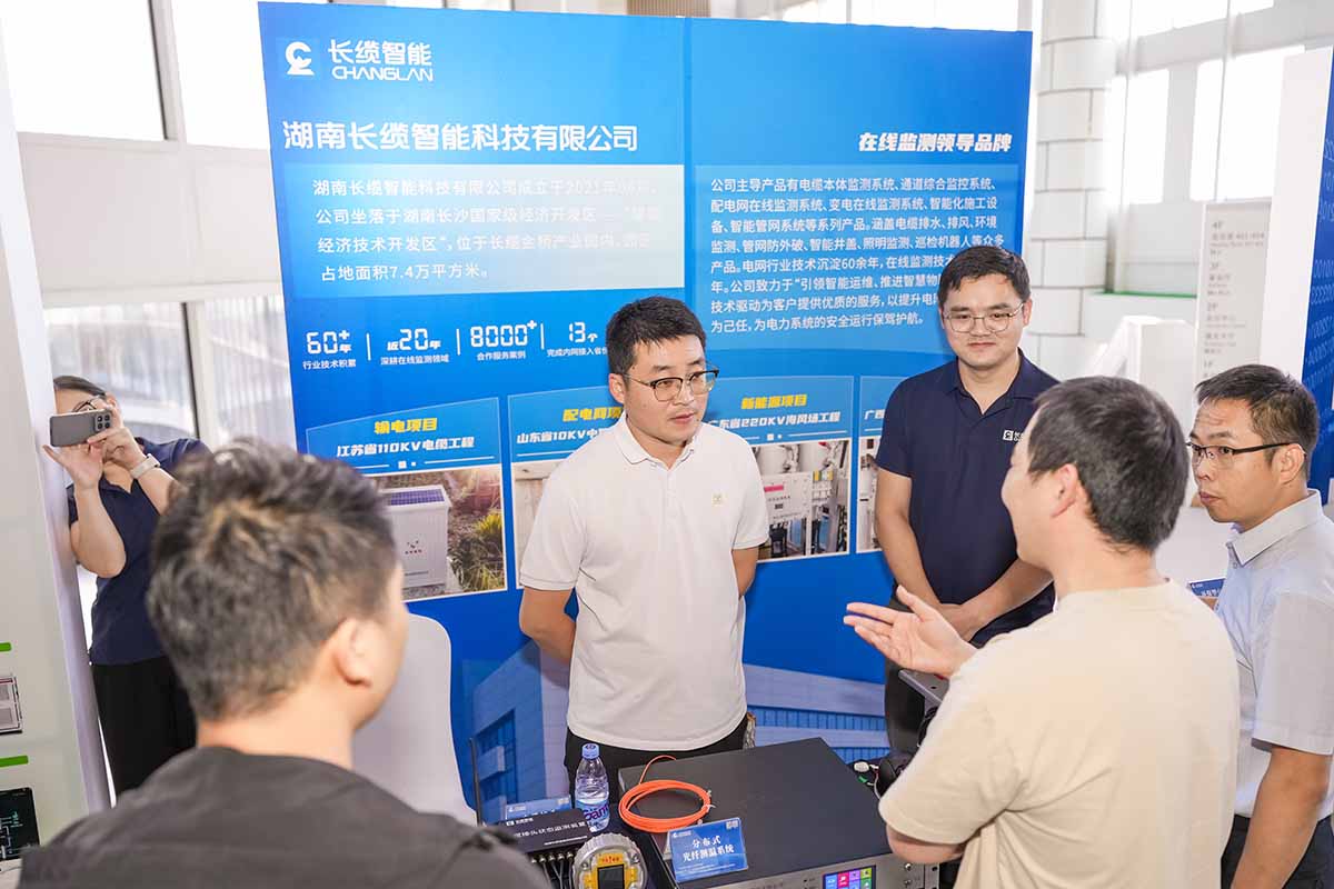 数字赋能石化电缆运维，合乐HL8智能青岛展会获瞩目-向参访人员群详细讲解