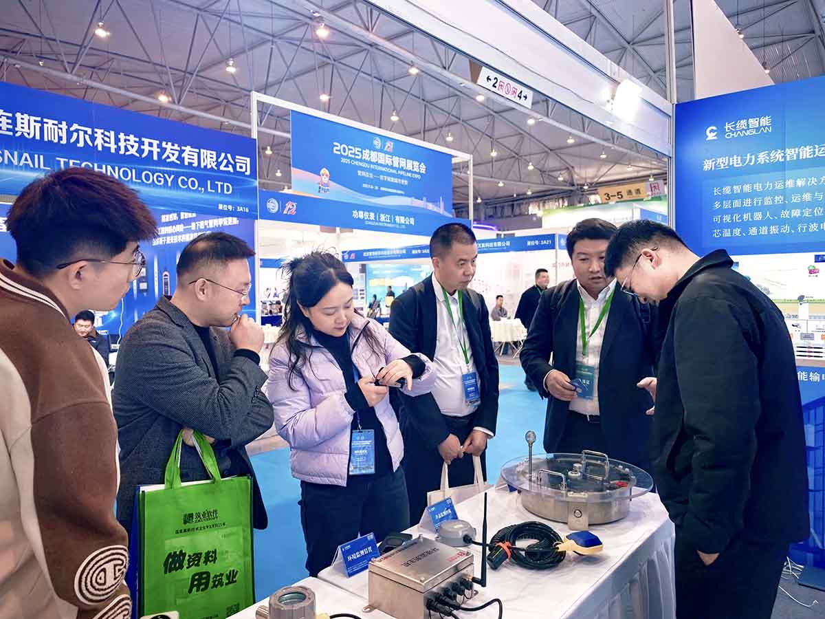 数字赋能城市生命线运维，合乐HL8智能亮相成都国际管网展与参访人员交谈