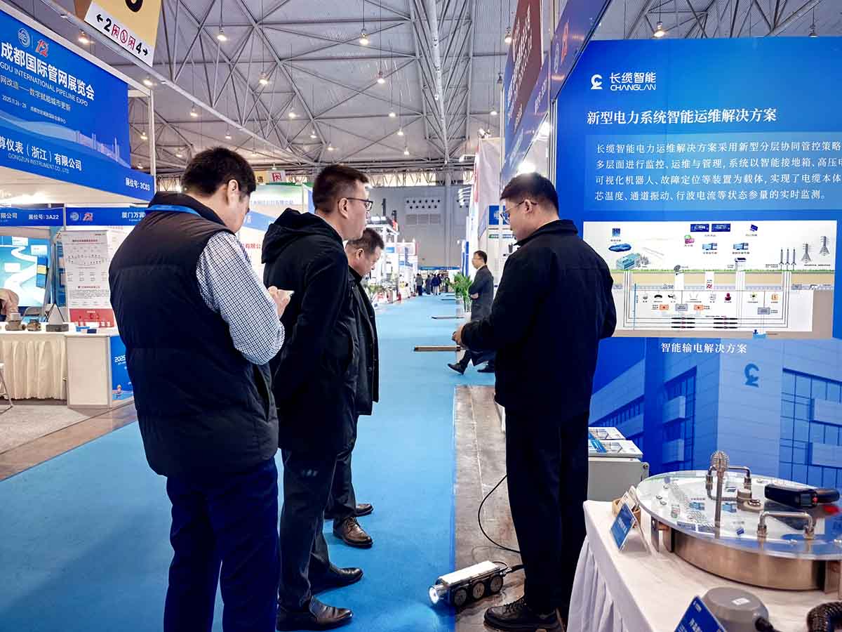 数字赋能城市生命线运维，合乐HL8智能亮相成都国际管网展向兴趣人员介绍演示